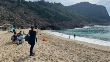 Alanya’da güneşli hava vatandaşları sahile çekti