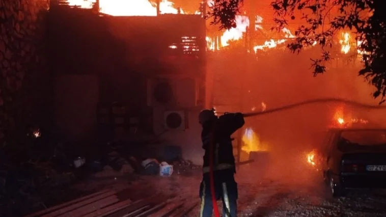 Antalya'da piknik işletmesinde gece yangını