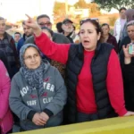 Arazi sahiplerinin mahkeme kararıyla kapattırdığı yol mahalle sakinlerini isyan ettirdi