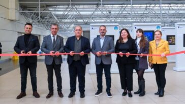 ANTALYA HAVALİMANI’NDA MAVİ BÜYÜ: 'KAPTAN’IN SEYİR DEFTERİ' YOLCULARLA BULUŞTU