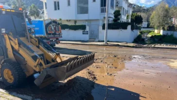 Kemer’de sağanak sonrası temizlik sürüyor