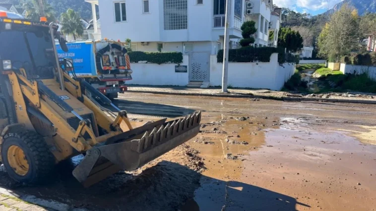 Kemer’de sağanak sonrası temizlik sürüyor
