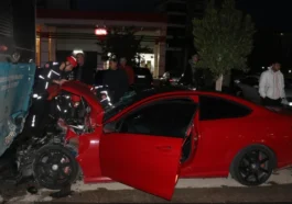 Halk otobüsüne çarpan lüks otomobilin sürücüsü yaralandı