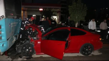 Halk otobüsüne çarpan lüks otomobilin sürücüsü yaralandı