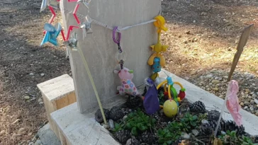 Manavgat Mezarlığı'nda çiçekten çok oyuncak var