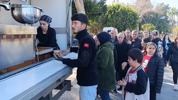 Manavgat’ta hayatını kaybeden motosikletli için lokma dağıtıldı