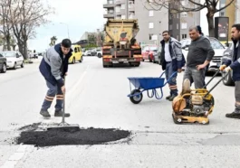 Muratpaşa'da yollar onarılıyor