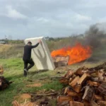 Öfkeli patron bütün eşyaları yaktı