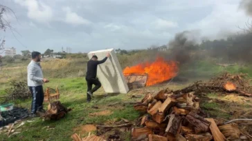 Öfkeli patron bütün eşyaları yaktı