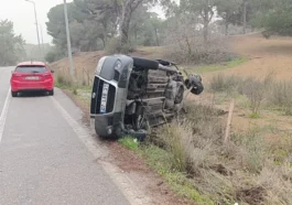 Otomobille çarpışan hafif ticari araç yan yattı: 2 yaralı