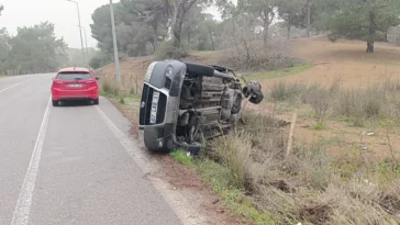 Otomobille çarpışan hafif ticari araç yan yattı: 2 yaralı