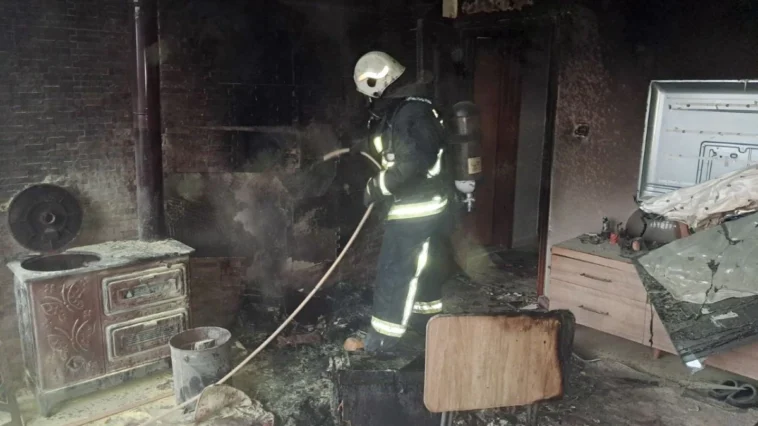 Sobadan alev alan evde hasar oluştu