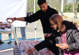 Trafik kazasında hayatını kaybeden öğrenciler için lokma dağıtıldı
