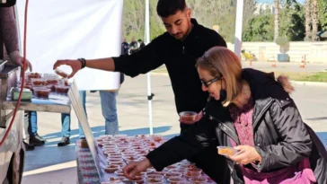 Trafik kazasında hayatını kaybeden öğrenciler için lokma dağıtıldı