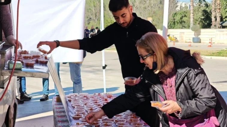 Trafik kazasında hayatını kaybeden öğrenciler için lokma dağıtıldı