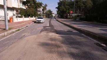 Yağış sonrası bozulan yollar onarılıyor