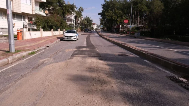 Yağış sonrası bozulan yollar onarılıyor