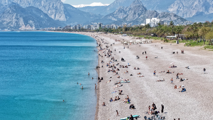 Konyaaltı Sahilinde yoğunluk