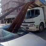 Kamyonun kasasından düşen inşaat demirleri, otomobilin tavanını deldi