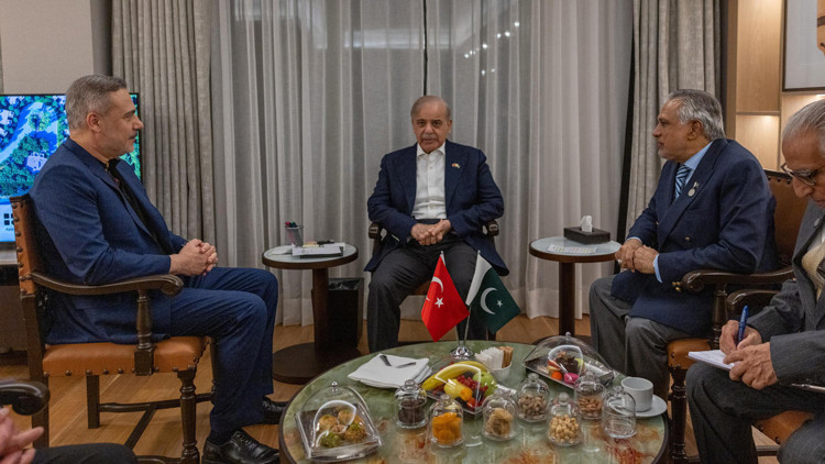 Dışişleri Bakanı Hakan Fidan, Pakistan Başbakanı Şerif ile görüştü