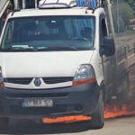 Trafikte panik anları... Kamyonette yangın çıktı, yoldan geçen sürücüler müdahale etti