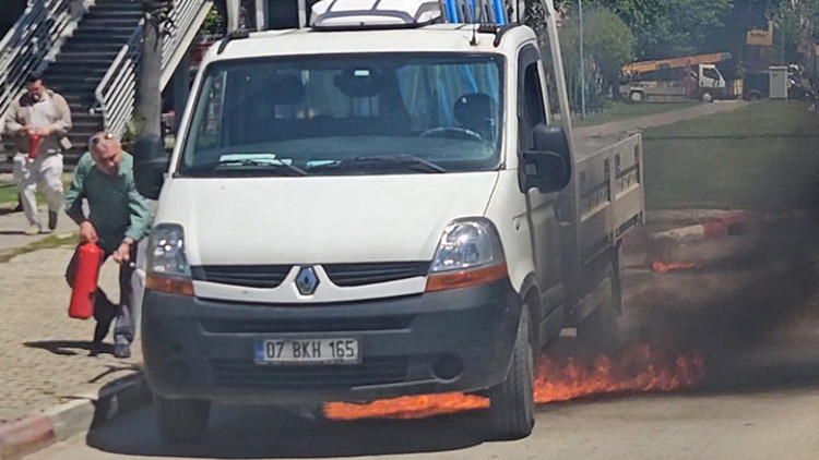 Trafikte panik anları... Kamyonette yangın çıktı, yoldan geçen sürücüler müdahale etti