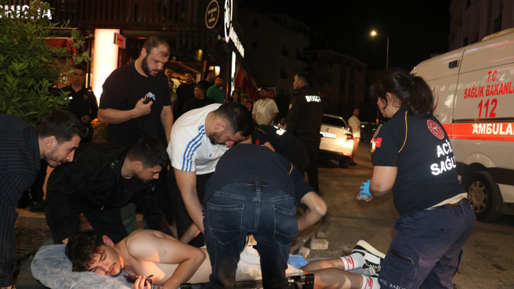 Antalyada derbi zaferi kutlamasında Galatasaray taraftarı bıçaklı saldırıda yaralandı