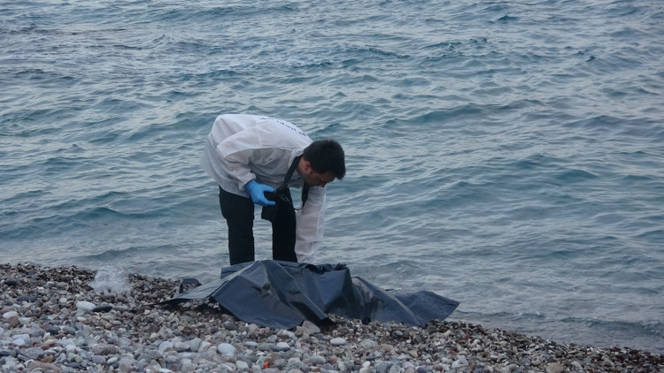 Denize girdi, saatler sonra cansız bedeni bulundu