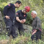 Düştüğü mağarada sıkışan düve kurtarılamadı