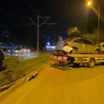 Alkollü sürücü tramvay durağına daldı