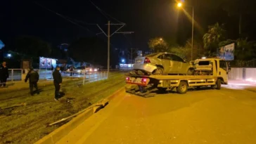 Alkollü sürücü tramvay durağına daldı