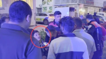 Ambulansa binmek istemeyen çocukları baba ikna etti