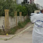 Annesine kızdı, evi kurşunladı