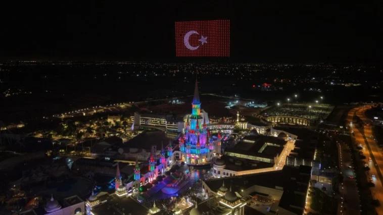 Antalya’da 1000 dronla gökyüzünde Türk Bayrağı