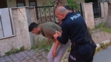 Antalya'da bunalıma girip evini yakan genci ekipler kurtardı