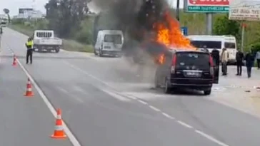 Antalya'da seyir halindeki araçta çıkan yangın söndürüldü