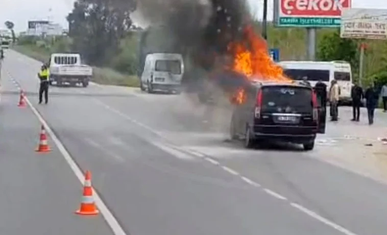Antalya'da seyir halindeki araçta çıkan yangın söndürüldü