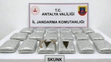 Döşemealtı'nda araçta yapılan aramada 30 kilogram uyuşturucu