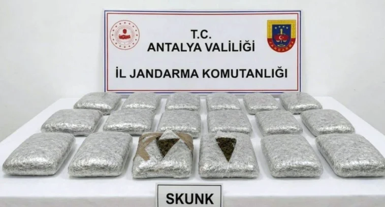 Döşemealtı'nda araçta yapılan aramada 30 kilogram uyuşturucu