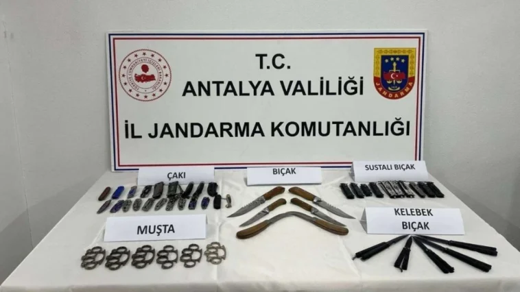 Gazipaşa'da okul çevrelerinde kesici alet satışına darbe