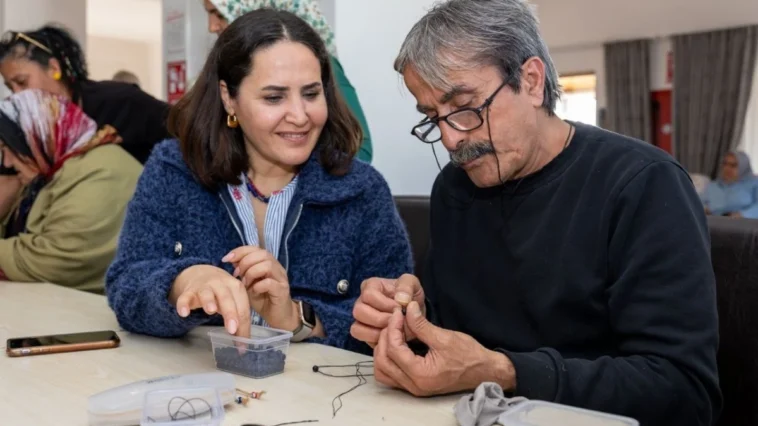 Huzurevi sakinleri el becerilerini geliştiriyor