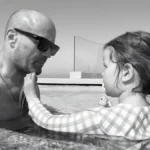 Jason Statham’dan sonsuzluk havuzunda poz