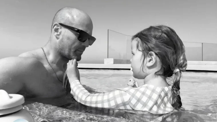 Jason Statham’dan sonsuzluk havuzunda poz