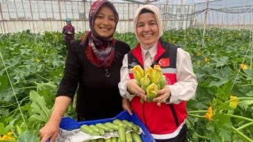 Kadın çiftçi hem üretiyor hem ihraç ediyor hem de pazarda satıyor