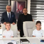 Kemer'de öğrenciler başkanlık koltuğuna oturdu