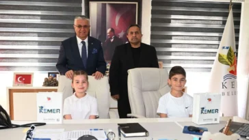 Kemer'de öğrenciler başkanlık koltuğuna oturdu