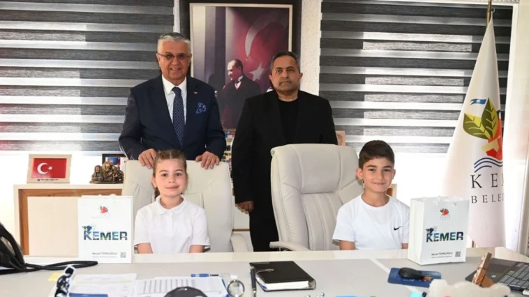 Kemer'de öğrenciler başkanlık koltuğuna oturdu