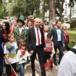 Kepez’de 23 Nisan coşkusu sokaklara taştı