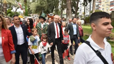 Kepez’de 23 Nisan coşkusu sokaklara taştı