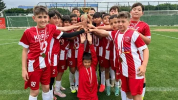 Kepez’de minik kramponlar kupalarını aldı